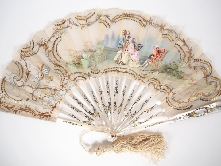 Eventail 1900 à feuilles pliées, de style Louis XVI, monture en nacre 