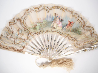 Vente aux enchères Eventail 1900 à feuilles pliées, de style Louis XVI, monture en nacre 