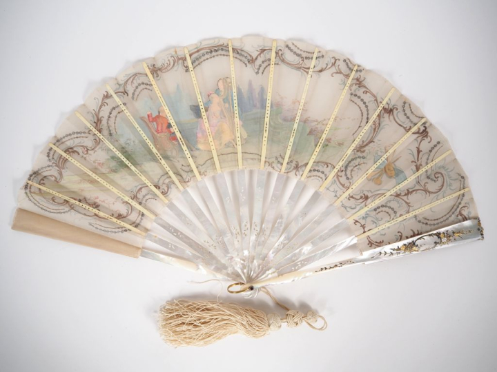 Eventail 1900 à feuilles pliées, de style Louis XVI, monture en nacre 