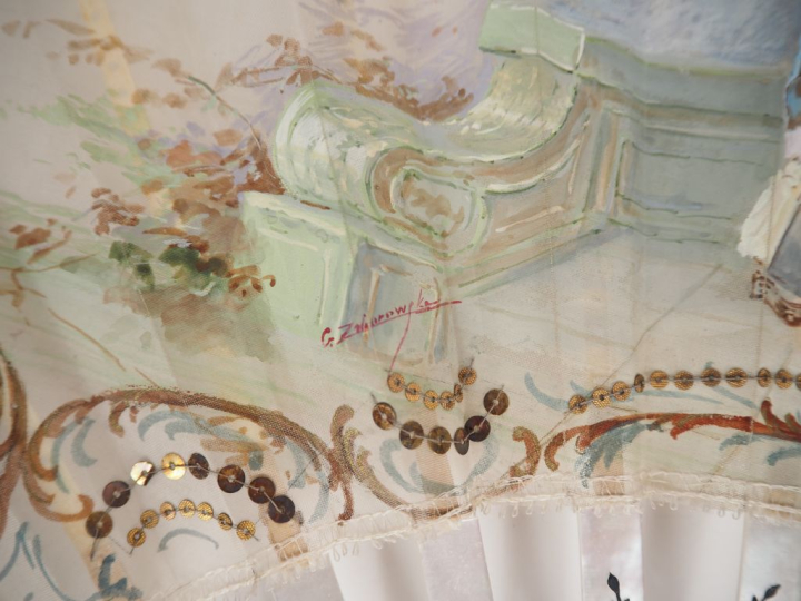 Eventail 1900 à feuilles pliées, de style Louis XVI, monture en nacre 