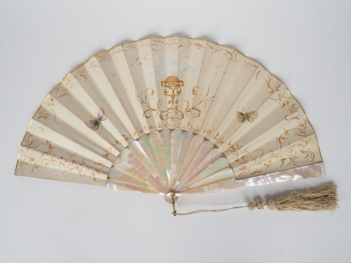 Eventail XVIIIème "squelette". Monture ivoire 12 brins ciselée, reperc