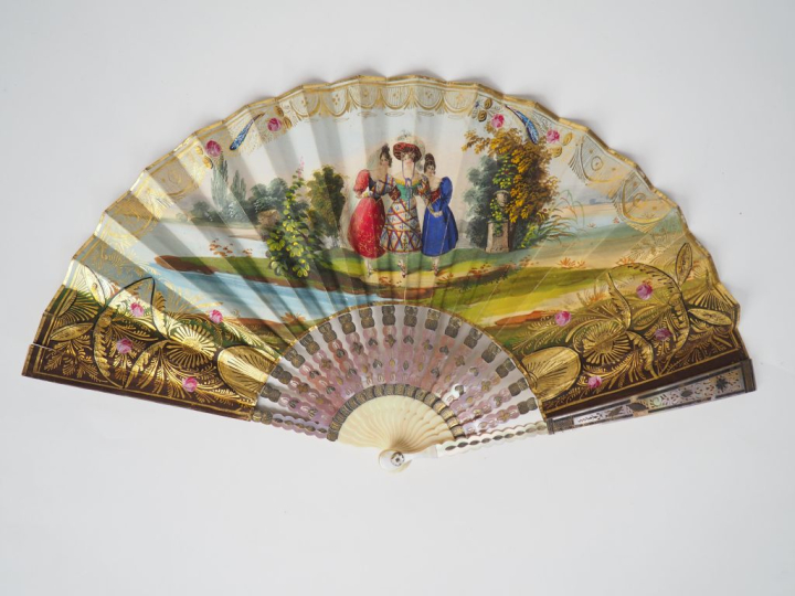 Eventail romantique XIXème à 16 brins + 2 MB. Monture en ivoire contre