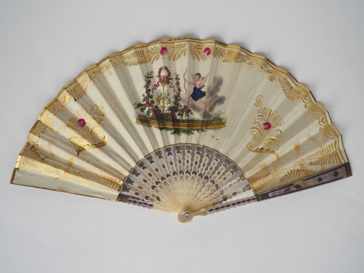 Eventail romantique XIXème à 16 brins + 2 MB. Monture en ivoire contre