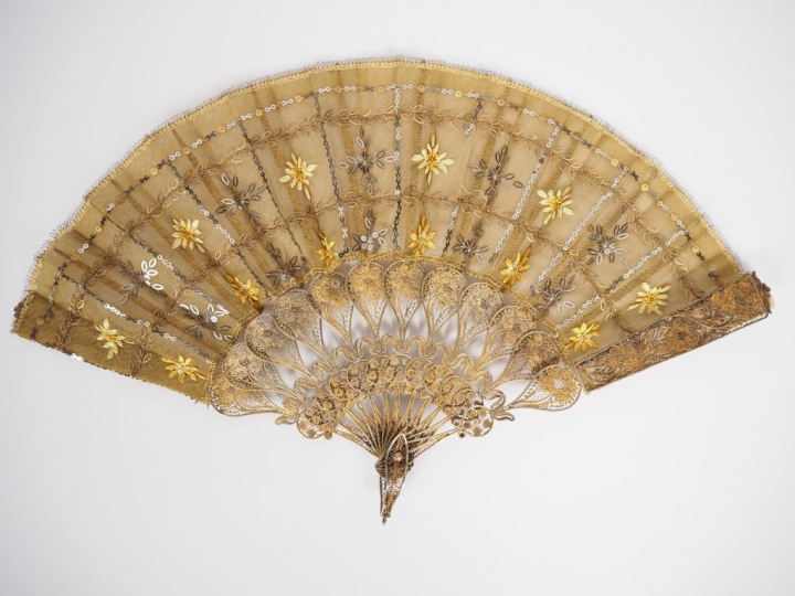 Eventail XIXème. Monture en métal doré et filigrané. Décor floral. Feu