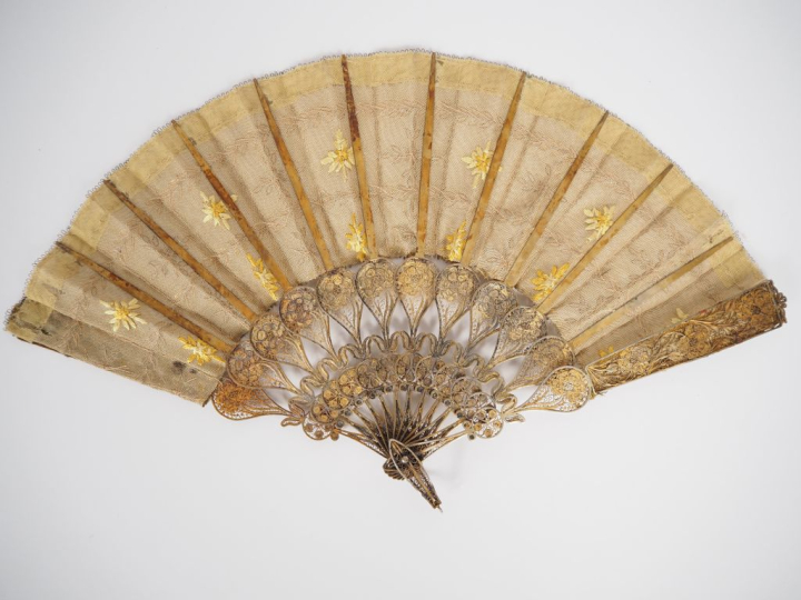 Eventail XIXème. Monture en métal doré et filigrané. Décor floral. Feu
