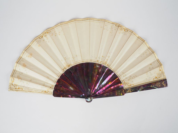 Eventail XIXème à feuilles pliées. 14 brins +2 MB. Monture en nacre vi
