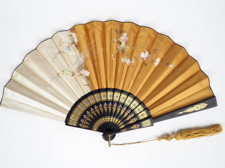 Eventail fin XIXème à 14 brins +2 MB. Monture en bois noir gravé, doré