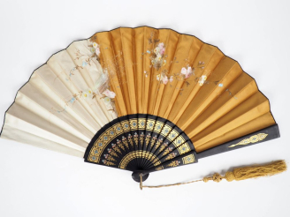 Vente aux enchères Eventail fin XIXème à 14 brins +2 MB. Monture en bois noir gravé, doré