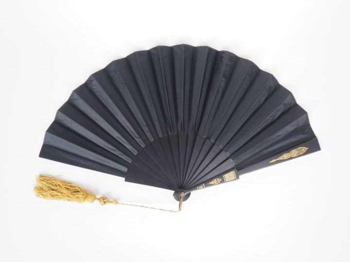Eventail fin XIXème à 14 brins +2 MB. Monture en bois noir gravé, doré