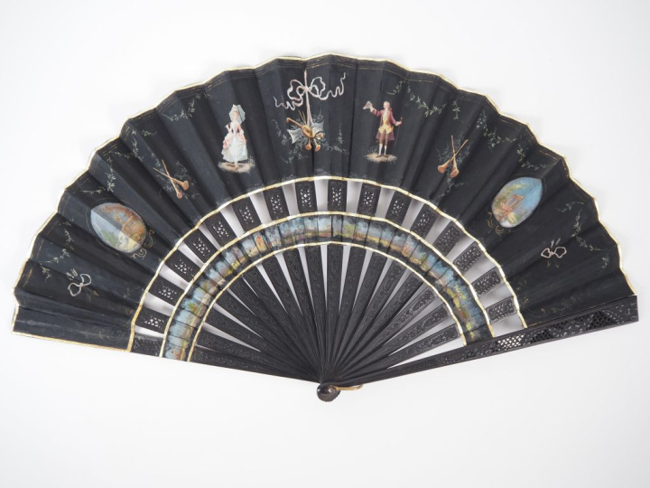 Eventail cabriolet 1900 de style Louis XVI. Monture en bois noirci. Dé