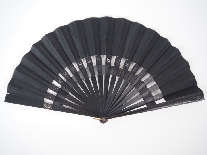 Eventail cabriolet 1900 de style Louis XVI. Monture en bois noirci. Dé
