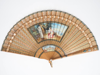 Vente aux enchères Eventail brisé bois. Pastiche 1900 des créations anglaises de la fin d