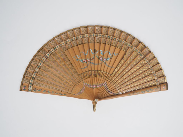 Eventail brisé bois. Pastiche 1900 des créations anglaises de la fin d