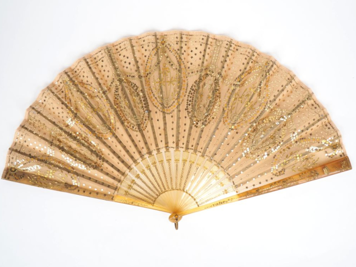 Eventail Empire en corne blonde, feuilles pliées pailletées d'or, à dé