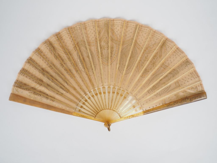 Eventail Empire en corne blonde, feuilles pliées pailletées d'or, à dé