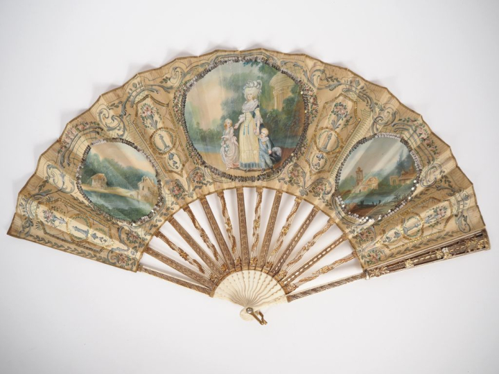 Eventail 1900 de style Louis XVI en ivoire, à feuilles pliées, décor g
