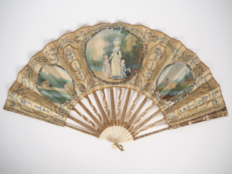 Vente aux enchères Eventail 1900 de style Louis XVI en ivoire, à feuilles pliées, décor g