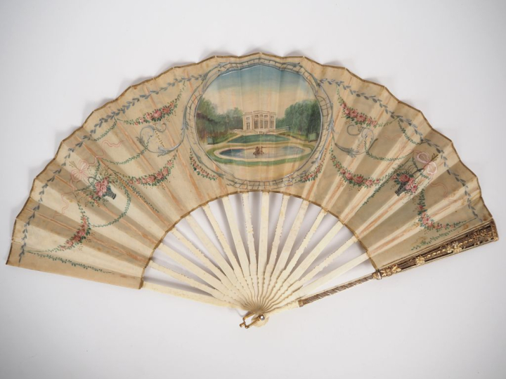 Eventail 1900 de style Louis XVI en ivoire, à feuilles pliées, décor g