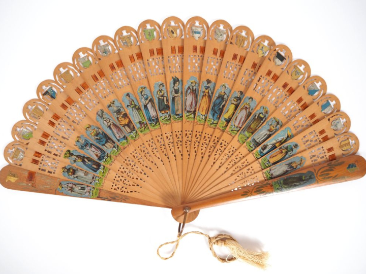 Eventail "Plein vol" circa 1950 à 20 brins + 2 MB. Monture en bois, re