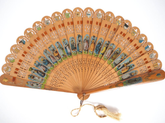 Vente aux enchères Eventail "Plein vol" circa 1950 à 20 brins + 2 MB. Monture en bois, re