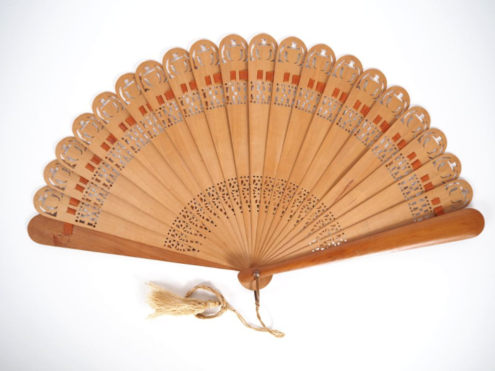 Eventail "Plein vol" circa 1950 à 20 brins + 2 MB. Monture en bois, re