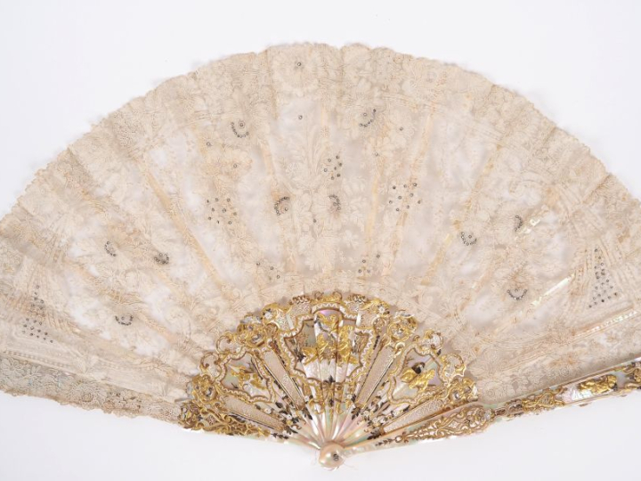 Grand éventail XIXème de style Louis XV à feuilles pliées en nacre ajo