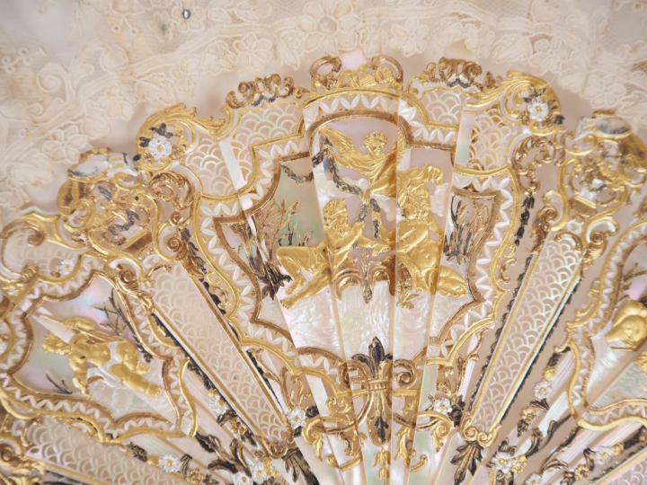Grand éventail XIXème de style Louis XV à feuilles pliées en nacre ajo