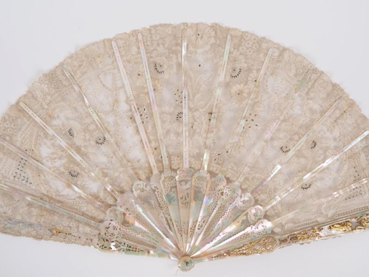Grand éventail XIXème de style Louis XV à feuilles pliées en nacre ajo