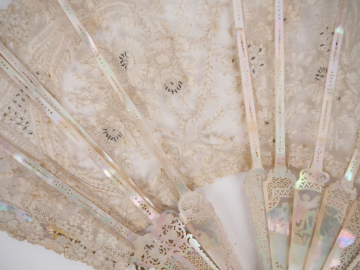 Grand éventail XIXème de style Louis XV à feuilles pliées en nacre ajo