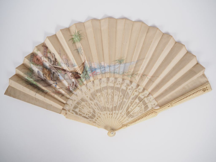 Eventail XIXème circa 1870 à 16 brins + 2 MB. Ivoire sculpté, monture 