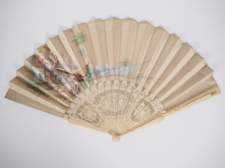 Vente aux enchères Eventail XIXème circa 1870 à 16 brins + 2 MB. Ivoire sculpté, monture 