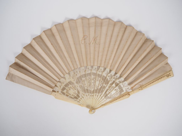 Eventail XIXème circa 1870 à 16 brins + 2 MB. Ivoire sculpté, monture 