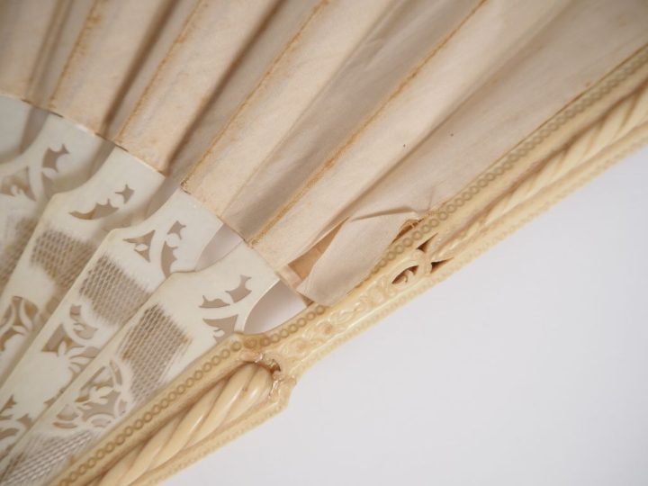 Eventail XIXème circa 1870 à 16 brins + 2 MB. Ivoire sculpté, monture 