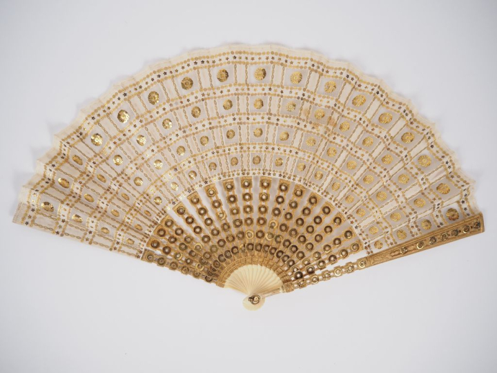 Eventail XIXème de style romantique, plié, "plein vol". 16 brins + 2MB