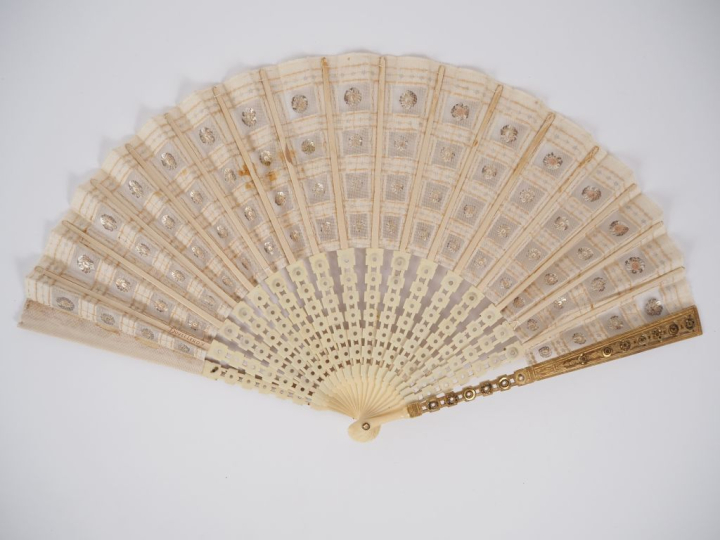Eventail XIXème de style romantique, plié, "plein vol". 16 brins + 2MB