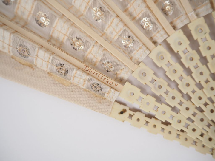 Eventail XIXème de style romantique, plié, "plein vol". 16 brins + 2MB