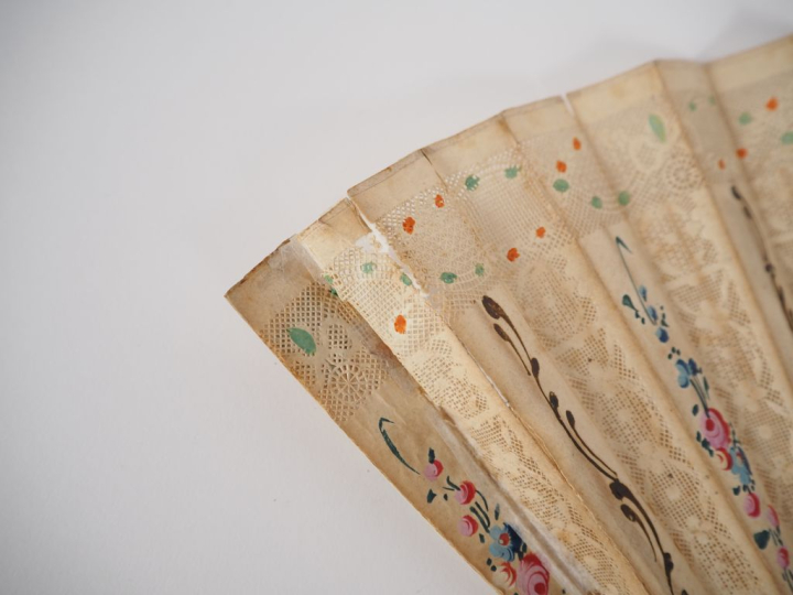 Eventail XIXème à feuilles pliées. 13 brins + 2 MB. Monture en ivoire 