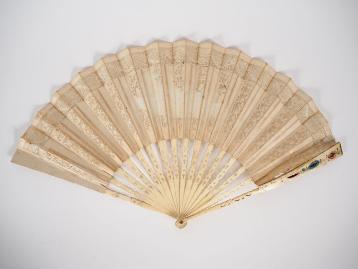 Eventail XIXème à feuilles pliées. 13 brins + 2 MB. Monture en ivoire 
