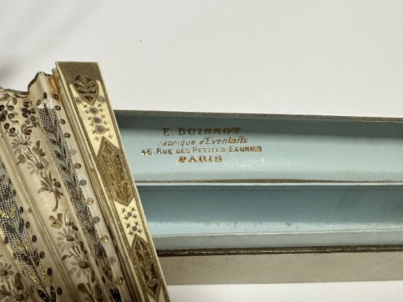 Eventail XIXème à feuilles pliées. 13 brins + 2 MB. Monture en ivoire 