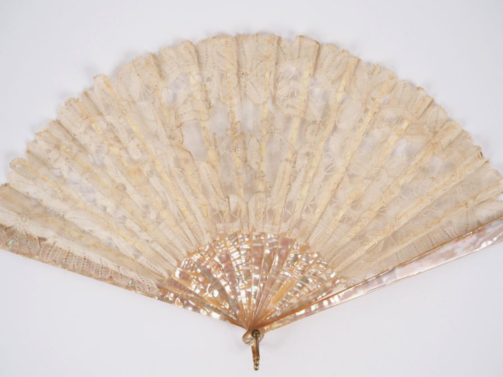 Eventail Empire, 16 brins + 2 MB, monture à "la rosace" en ivoire. Gra