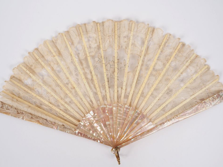 Eventail Empire, 16 brins + 2 MB, monture à "la rosace" en ivoire. Gra