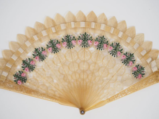 Vente aux enchères Eventail début XIXème à feuilles brisées à 20 brins +2MB. Monture en c