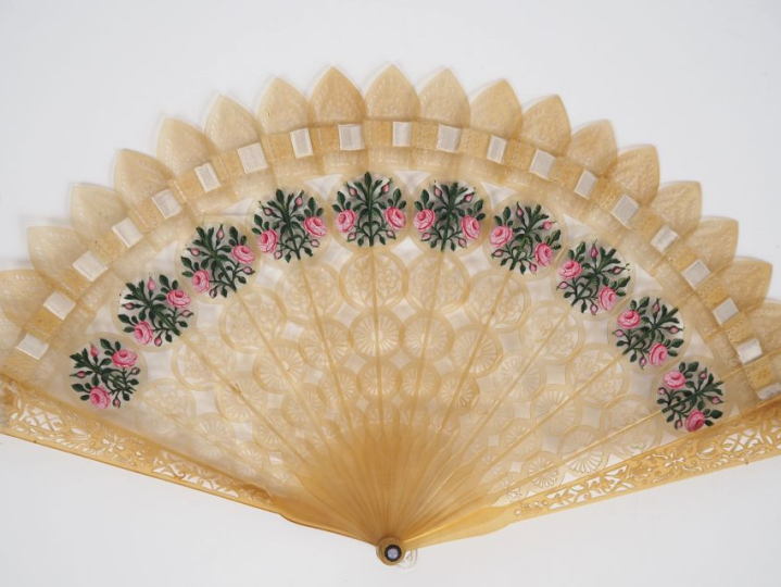 Eventail début XIXème à feuilles brisées à 20 brins +2MB. Monture en c