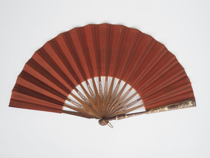 Eventail vers fin XIXème à 16 brins + 2MB. Monture en palissandre, scu