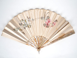 Vente aux enchères Eventail fin XIXème. Monture en nacre blonde de Burgos. Feuille en soi