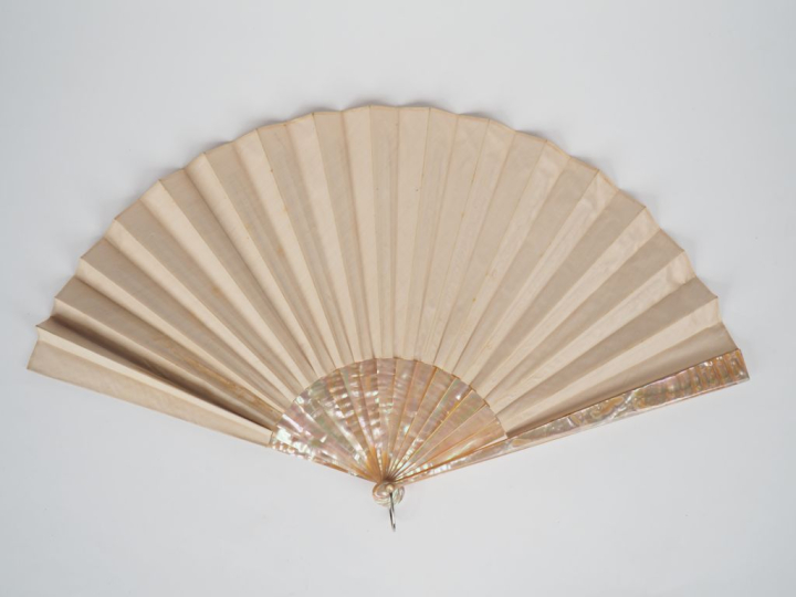Eventail fin XIXème. Monture en nacre blonde de Burgos. Feuille en soi