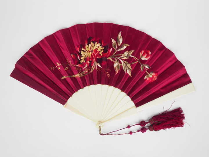 Eventail 1900 à 13 brins +2 MB. Monture en ivoire. Feuille brodée de j