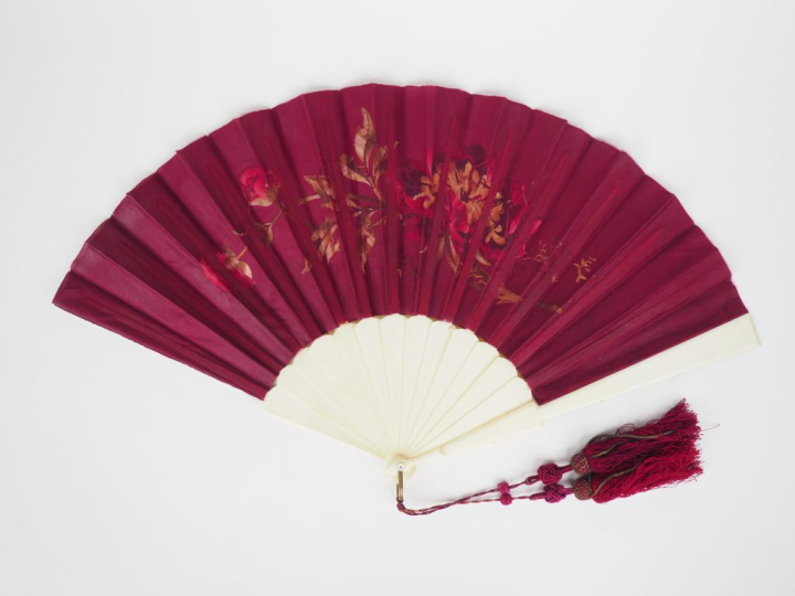 Eventail 1900 à 13 brins +2 MB. Monture en ivoire. Feuille brodée de j