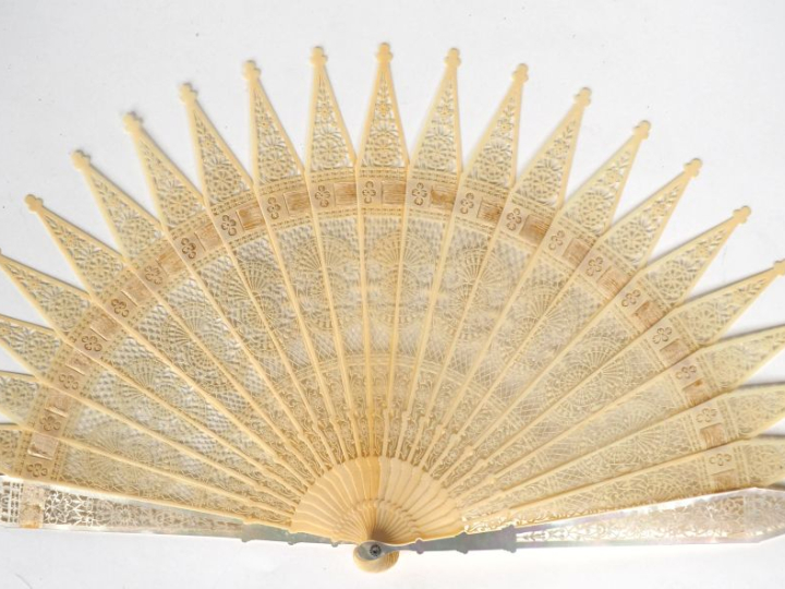 Eventail XIXème à feuilles brisées de style cathédrale. 21 brins + 2MB
