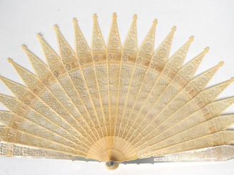 Vente aux enchères Eventail XIXème à feuilles brisées de style cathédrale. 21 brins + 2MB